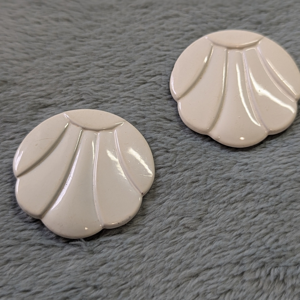 Vintage White Lightweight Metal Scallop Shaped Clip Earrings - Picture 5 of 7